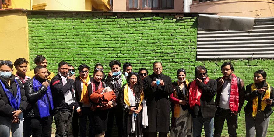 कलाकारको जम्बो टोली एकिकृत समाजवादीमा प्रवेश, नेता खनालद्धारा स्वागत