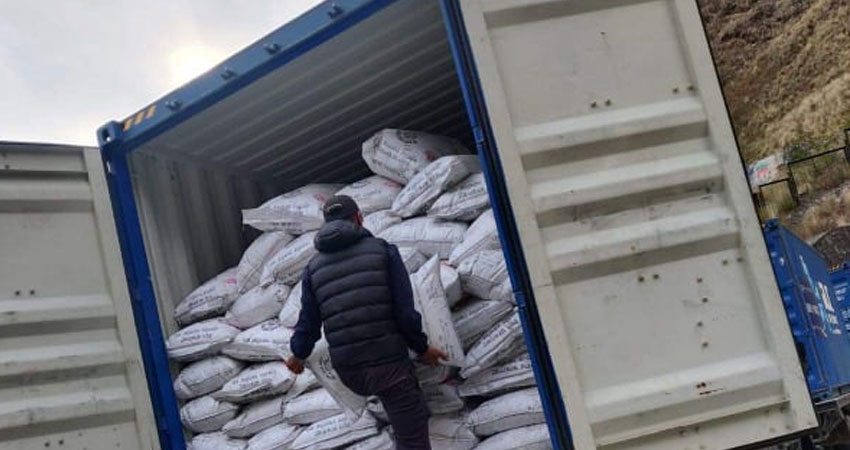 तातोपानी नाकाबाट २३२ मेट्रिक टन रासायनिक मल भित्रियो