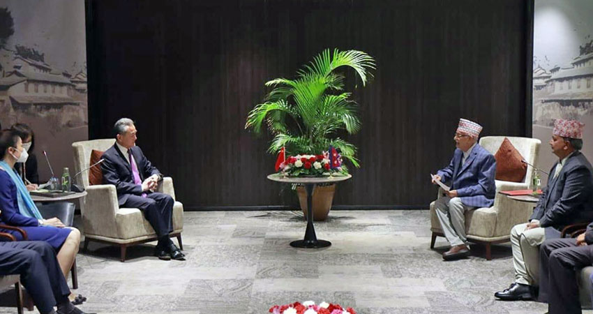 चिनियाँ विदेशमन्त्रीलाई ओलीले भने – बन्द नाका सूचारु हुनुपर्‍यो