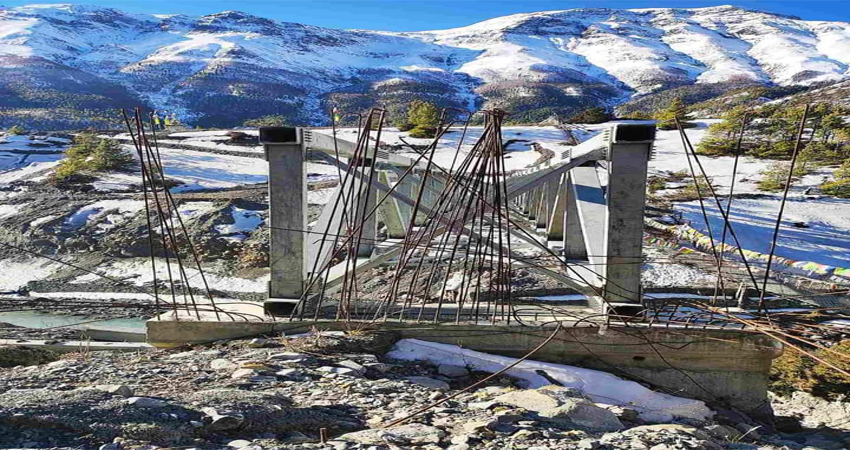 म्याद सकिएको तीन वर्ष बितिसक्दा पनि ङावोल र घ्यारु जोड्ने पुल अझै सम्पन्न भएन्