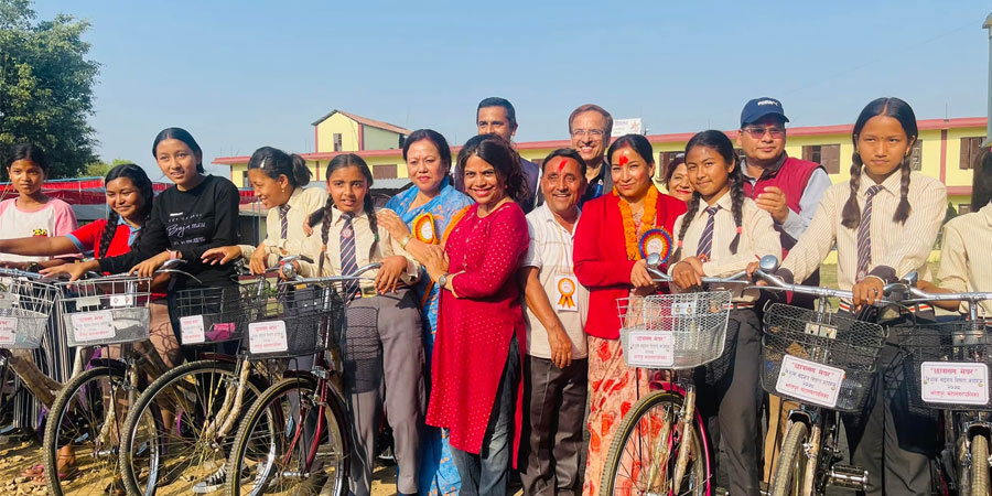 मेयर दाहालको साइकल वितरण अभियान : थप ६० छात्रालाई साइकल वितरण