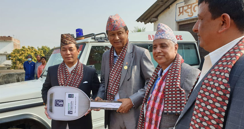 सगरमाथा इन्स्योरेन्स कम्पनीद्वारा एम्बुलेन्स हस्तान्तरण