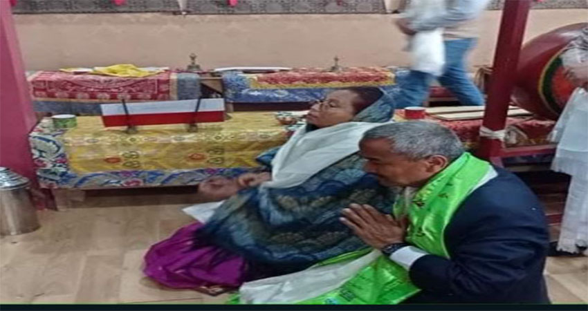 क्षमा पूजा गर्दै मन्त्री चौधरी