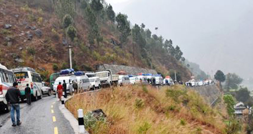 पौडी खेल्न गएका बालकको डुबेर मृत्यु भएपछि  बिपी राजमार्ग अवरुद्ध