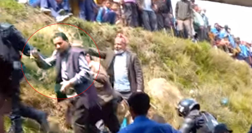 हेलिकप्टर चढेर मेयरको उम्मेदवारी दिन गएका कांग्रेस नेता धर्मराज कार्यकर्ताबाटै कुटिए