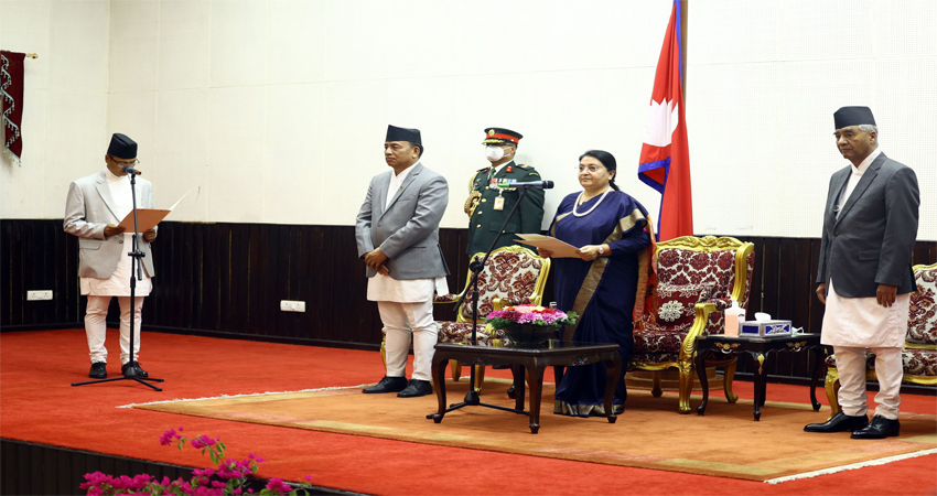 नवनियुक्त कानुनमन्त्री गोविन्द बन्दीद्वारा शपथग्रहण