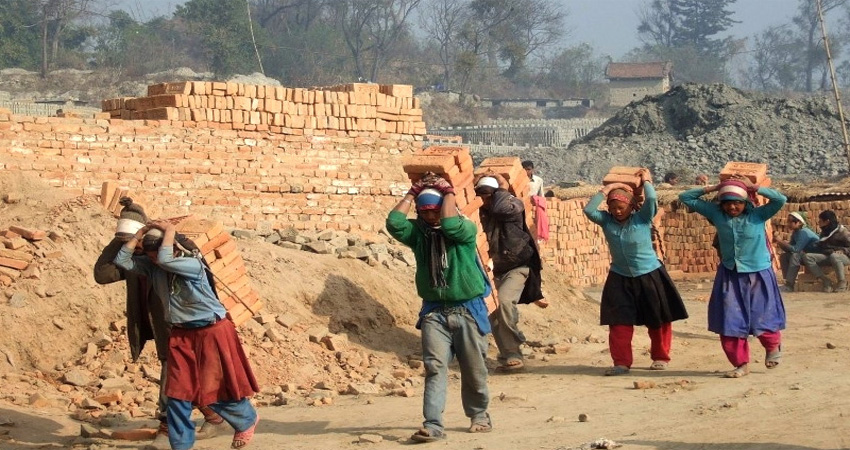 पढ्न छोडेर इँटा बनाउँदै स्कुले बालबालिका