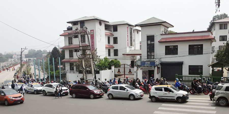 तेल भर्न उपत्यकाका पम्पहरुमा लामो लाइन, अभाव हुने त्रास फैलियो