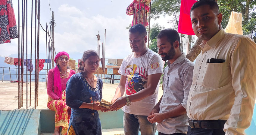 युएईमा ज्यान गुमाएका पर्वतका भुसालको परिवारलाई  युएईबाट आर्थिक सहयोग