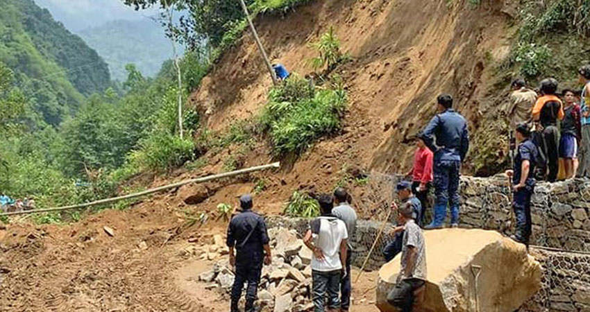 बाटो खन्ने क्रममा सुख्खा पहिरो खसेर दुई मजदुरको मृत्यु