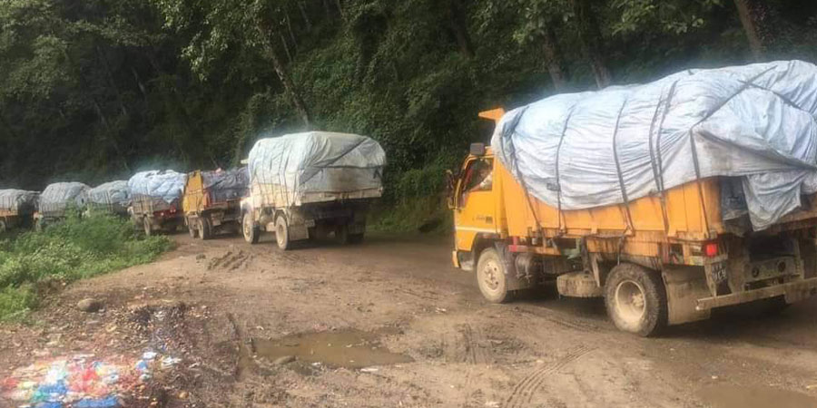 काठमाडौंबाट फोहोर बोकेर गएका ट्रकलाई स्थानीयले बाटोमै रोके