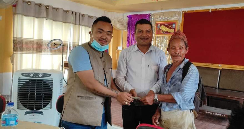 आबुखैरेनी गाउँपालिकाले दियो कोरोनाबाट प्रभावितलाई २७ लाख राहत
