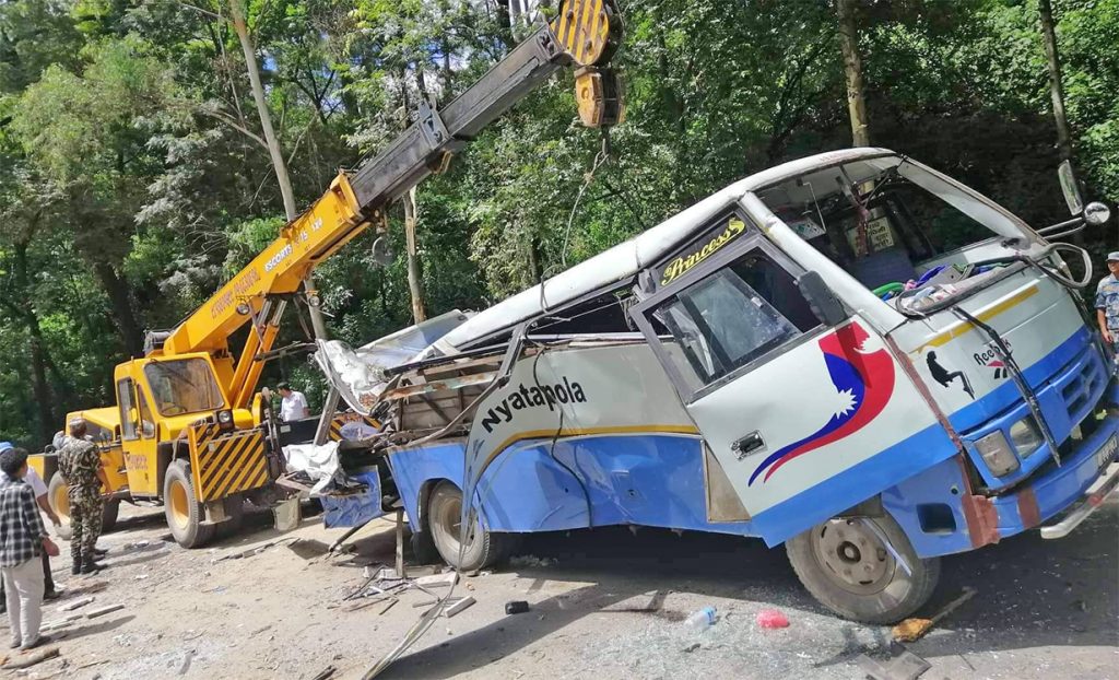 भक्तपुरमा रुख ढलेर बस र स्कुटर च्याप्दा तीनको मृत्यु, १२ घाइते