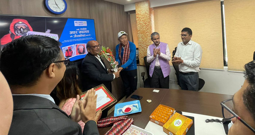 रिलायन्स लाइफ इन्स्योरेन्सको ब्यानर सगरमाथामा फहराउने शेर्पालाई सम्मान