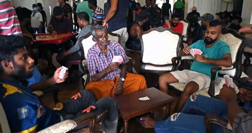 प्रदर्शनकारीहरूले निवास कब्जा गरिरहँदा कहाँ छन् श्रीलङ्काका नेताहरू ?
