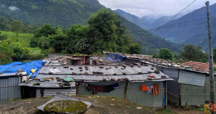 पहिरोपीडित राजमार्ग छेउमा पाल टाँगेर बस्दै