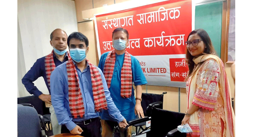 सनराइज बैंकद्धारा बिरामी बोक्ने ट्रली र ह्वील चियर स्वास्थ्य विज्ञान प्रतिष्ठानलाई  प्रदान