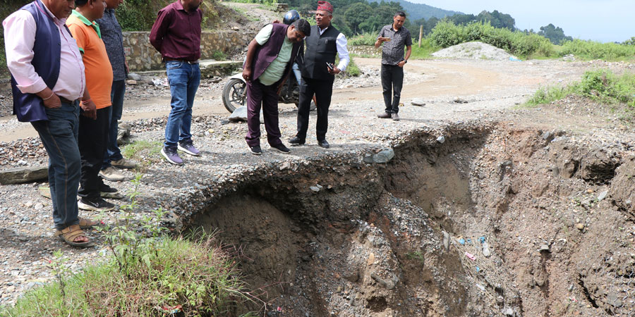 भक्तपुर–नगरकोट सडक दुई महिनाभित्र नबनाएर ठेक्का रद्द गर्ने मेयरको चेतावनी