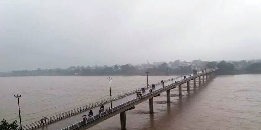 नारायणीमा पानीको सतह बढ्दै गएपछि गण्डक ब्यारेजका सबै ढोका खोलियो