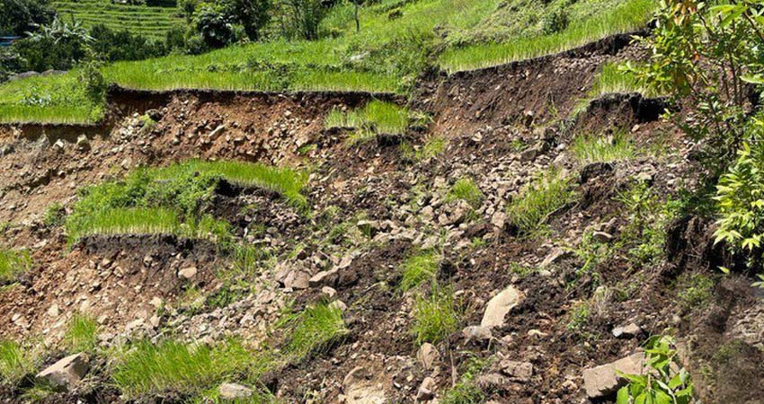 पाखोमा धाँजा फाट्दा पर्वतका पाँच परिवार विस्थापित, गाउँ नै जोखिममा