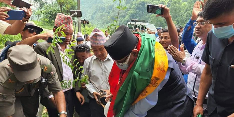 धरान पुगेर वृक्षारोपण गर्दै  प्रचण्डले भने–माओवादीले गर्ने काम हर्कले गर्नुभएको छ