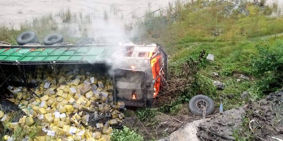 खानेतेल बोकर काठमाडौं आउँदै गरेको ट्रक दुर्घटना