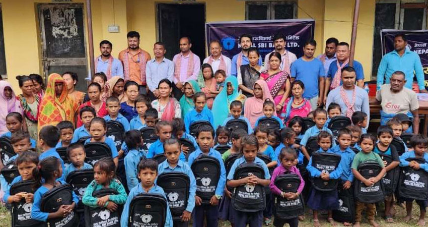 नेपाल एसबिआई बैंकद्वारा सामाजिक उत्तरदायित्व अन्तर्गत विद्यार्थीलाई सहयोग