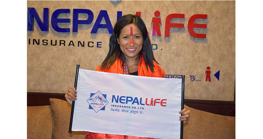 हिमाल आरोहरणमा नेपाल लाइफको सहकार्य, फोटो पत्रकार श्रेष्ठ हिमाल चढ्दै