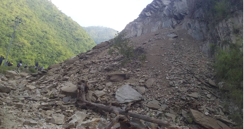 पहिरोले मदन भण्डारी लोकमार्ग दुई दिनदेखि अवरुद्ध  