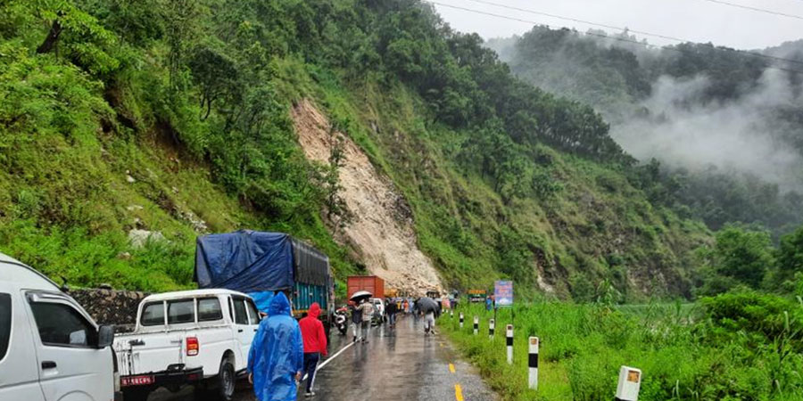 लगातार परेको वर्षासँगै पहिरो खस्दा मध्यपहाडी लोकमार्ग अवरुद्ध
