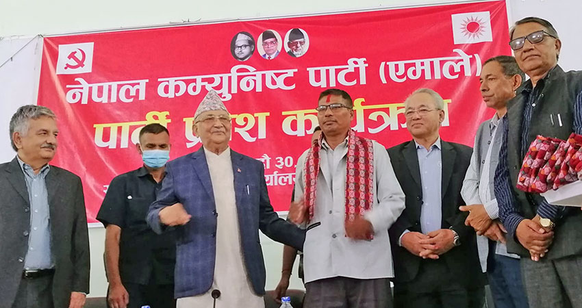 प्रचण्डलाई धक्का, माओवादी चितवनका सह–इन्चार्ज परियारसहितका दर्जनौ नेता एमालेमा