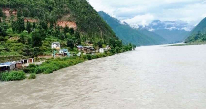 मलामी गएका १३ जना पहिरोसँगै बगेर बेपत्ता