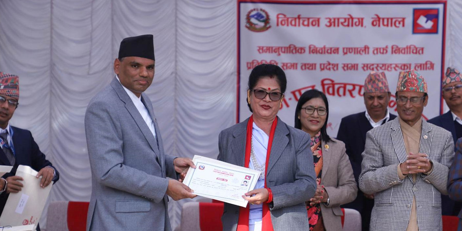 आयोगद्धारा समानुपातिकतर्फका सांसदलाई प्रमाणपत्र वितरण