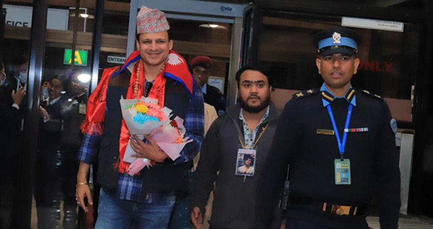 नेपाल भ्रमणका लागि आए भारतीय अभिनेता ओबराय