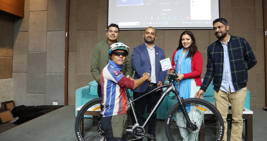 एनआरएनएद्धारा विश्व साईकलयात्री महर्जनलाई साईकल हस्तान्तरण
