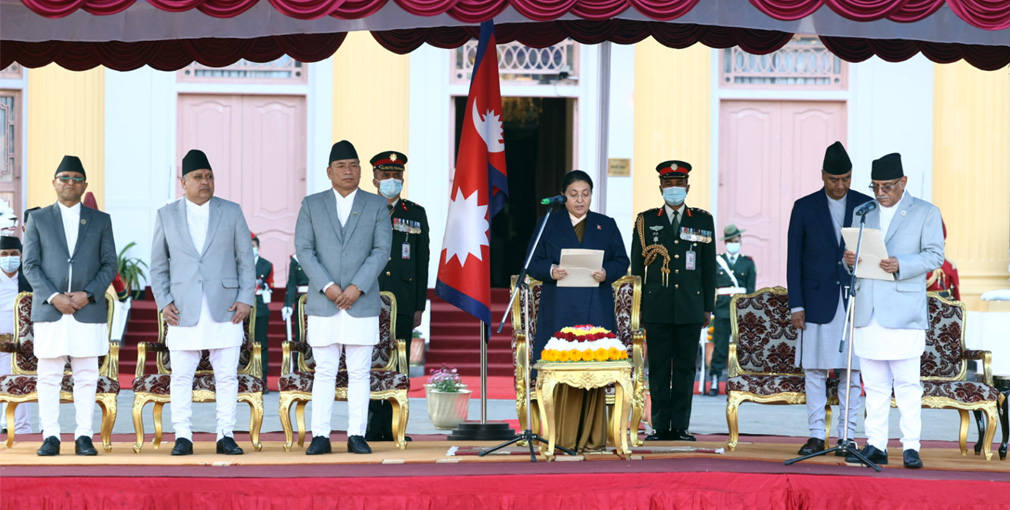 प्रधानमन्त्री प्रचण्डद्धारा पद तथा गोपनियताको सपथ ग्रहण