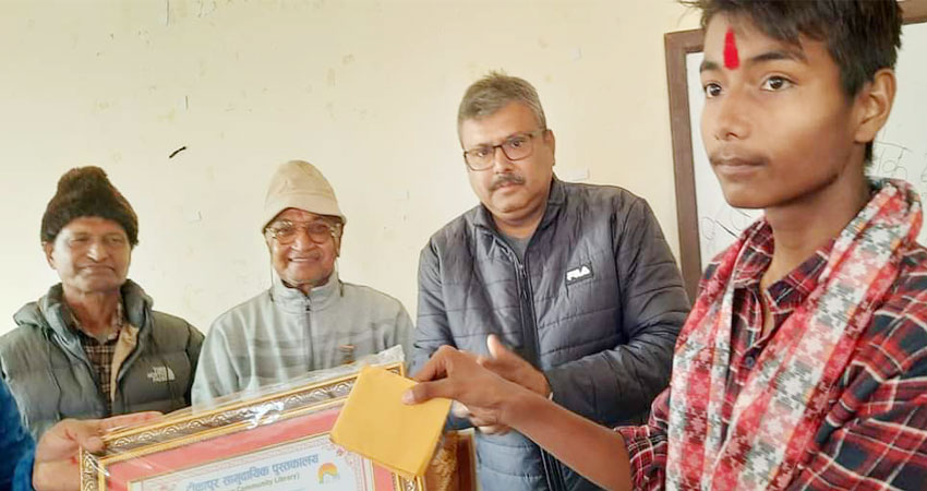 टीकापुर सरोकार समुहद्धारा उत्कृष्ट पाठकलाई पुरस्कार वितरण