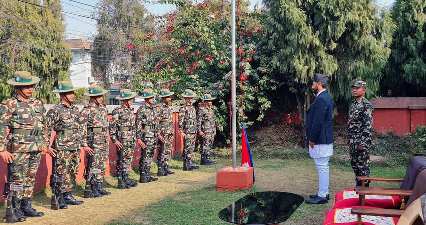 पिर्का हटाएर सलामी लिए रविले