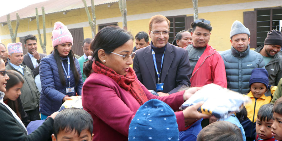 ‘मेयरसँग बालबालिका’ रेनुले बाडिन् झण्डै हजार विद्यार्थीलाई न्यानो कपडा