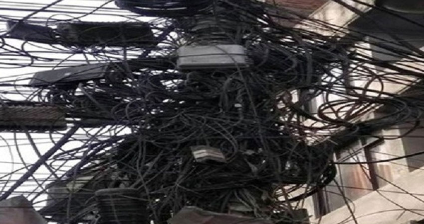 ठमेलभित्र अव्यवस्थित इन्टरनेटका तार काट्न सुरु