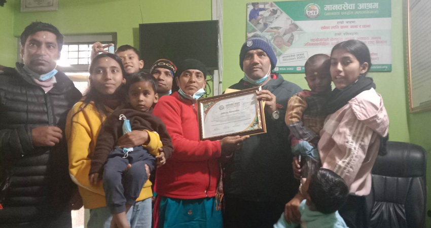छोराको पुण्यतिथिमा भुसाल दम्पत्तीले खुवाए मानव आश्रममा आश्रितलाई खाना