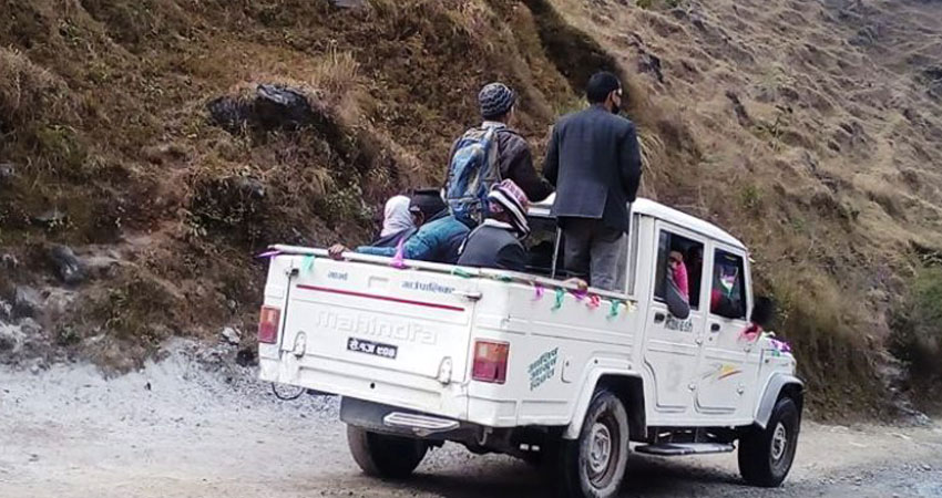 सवारीसाधनको छतमा यात्रु बोक्नेलाई २० हजारसम्म जरिवाना