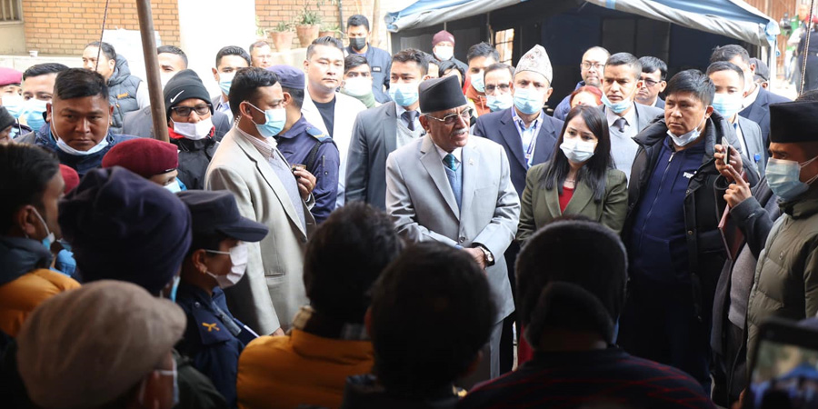 प्रधानमन्त्रीले भेटे जहाज दुर्घटनामा ज्यान गुमाएका यात्रुका परिवारलाई