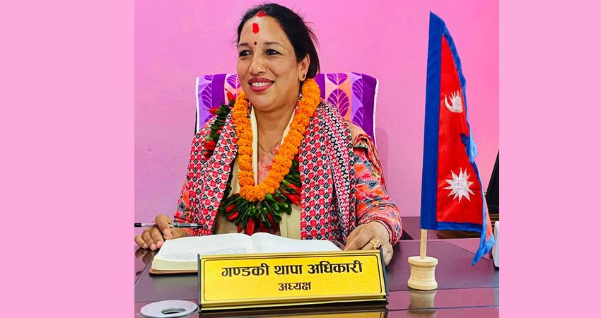 पालिका अध्यक्ष थापाको उदाहरणीय कार्य,  सुत्केरीको घरमै पुग्छ लोकल भालेसहित ध्यू र अण्डा