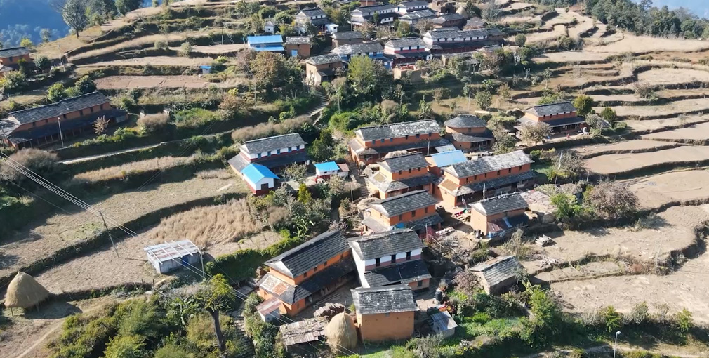 गाँउघरको संस्कृति र पहिचान झल्कने घर नासिँदै