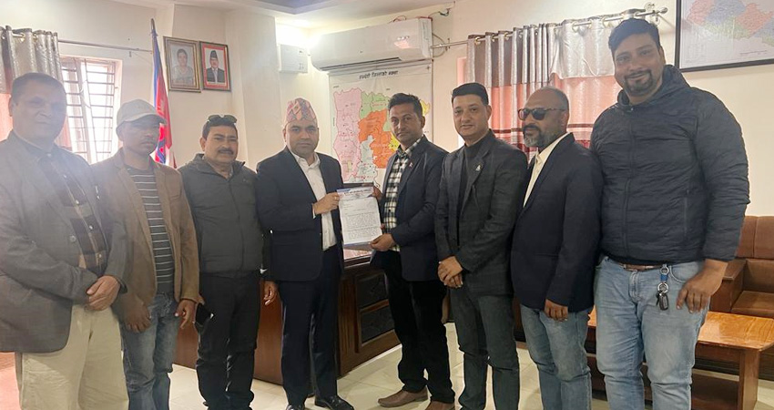 पाटपूर्जाको अवैध कारोवारीहरुलाई कारबाही गर्न माग गर्दै सिडिओलाई ज्ञापनपत्र