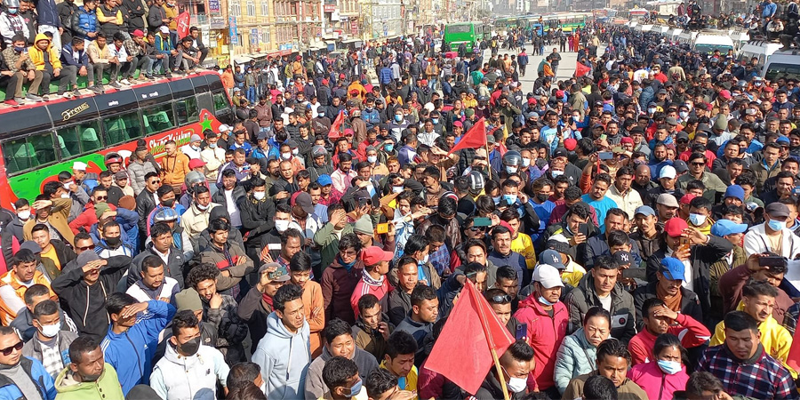 आन्दोलनरत यातायात मजदूरहरुसँग वार्ता गर्दै सरकार
