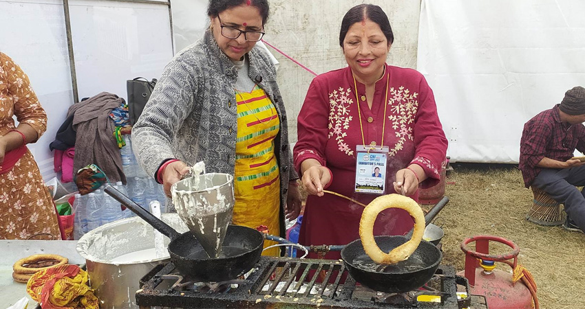 सेल बेचेर महिनामै ६० कमाउछन् इटहरीका नन्द भाउजु
