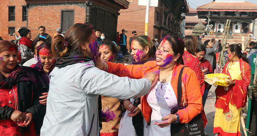 मर्यादित बन्दै होली
