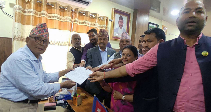 मुख्यमन्त्रीले राजीनामा नदिँदै कांग्रेसद्वारा दाबी पेश